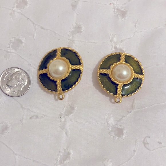 Ann Taylor Jewelry - Vintage pearl clip on earrings